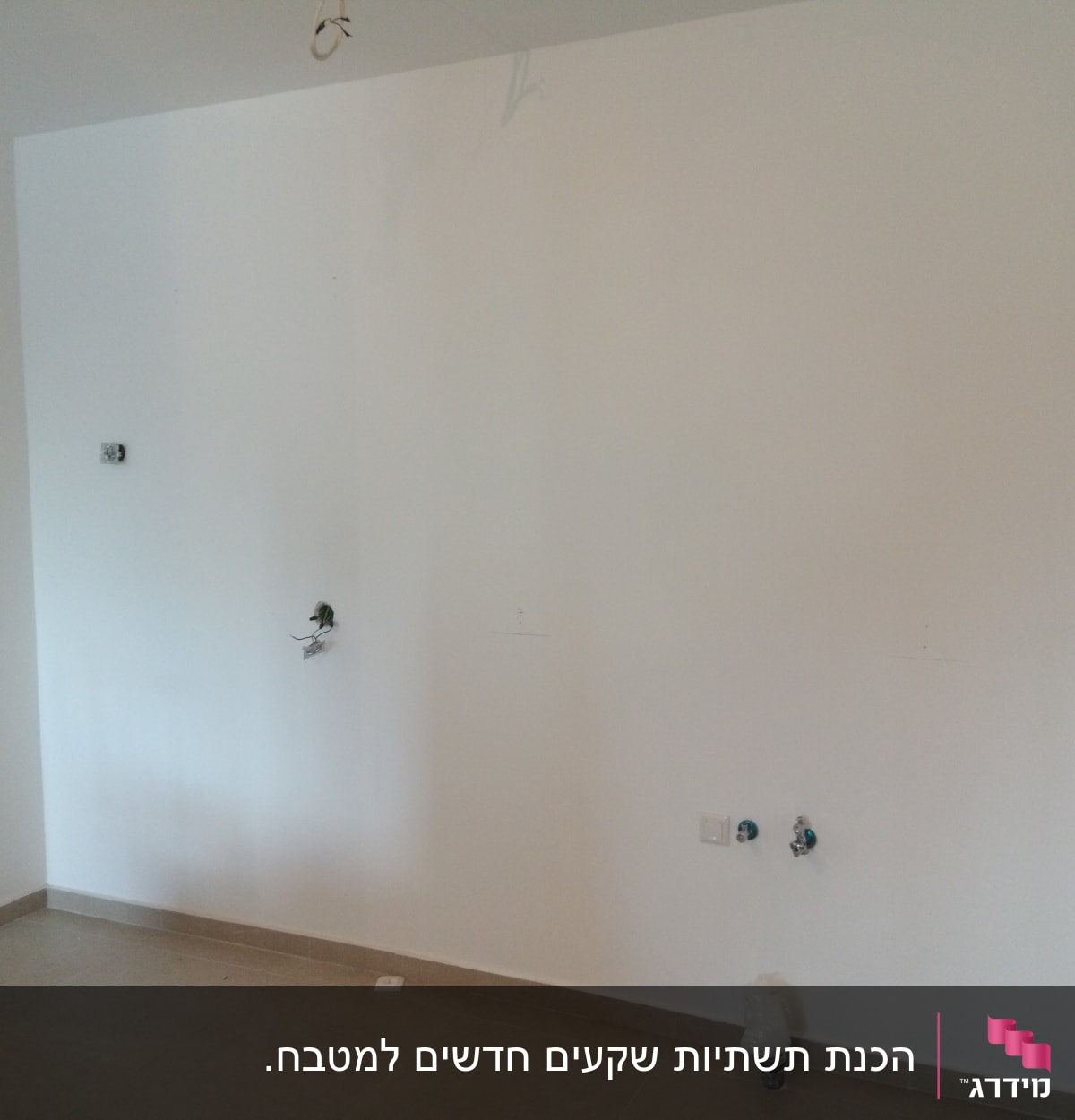 חוטי חשמל יוצאים מהקיר, שקעי חשמל מותקנים